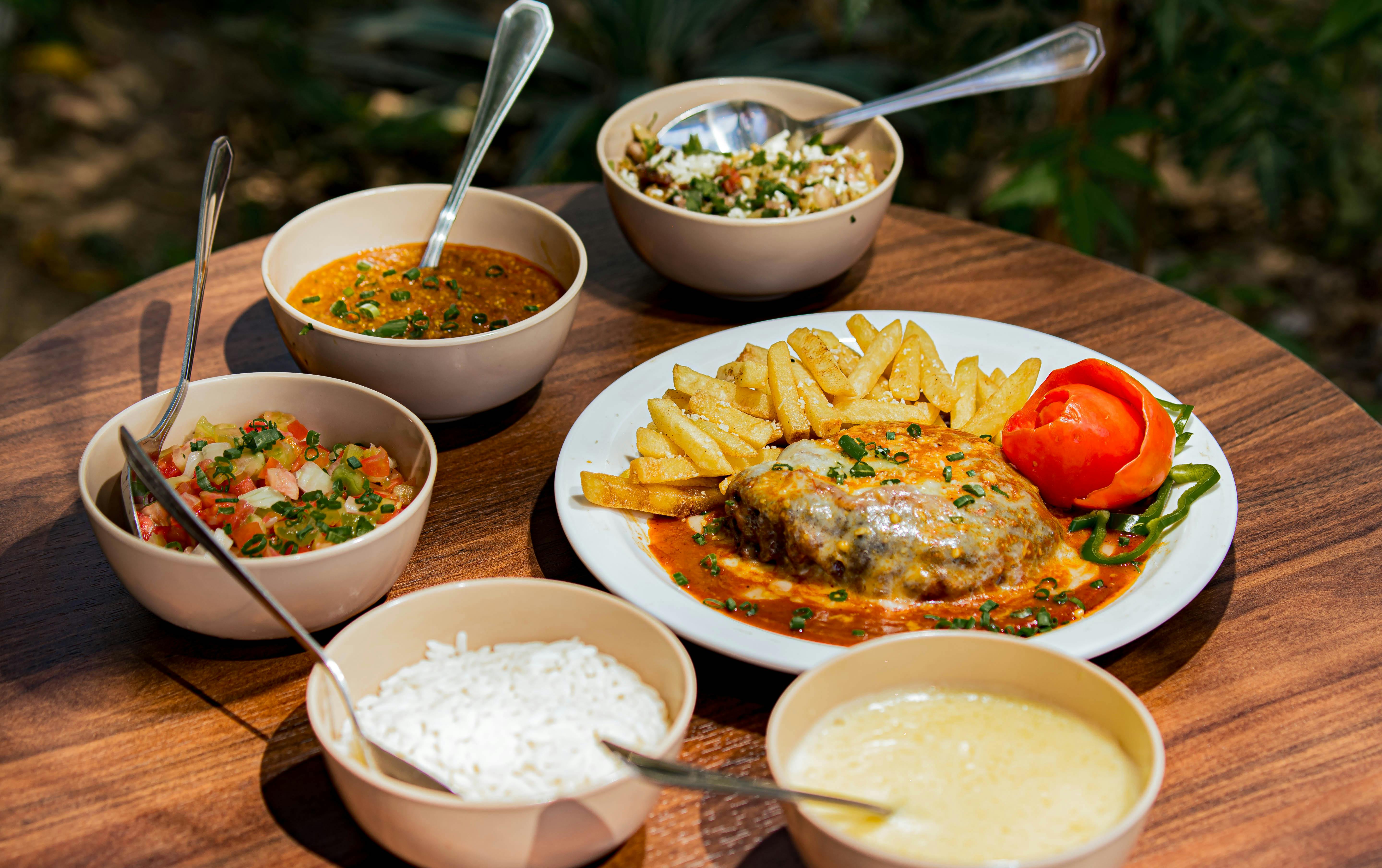 Mesa com comida brasileira caseira
